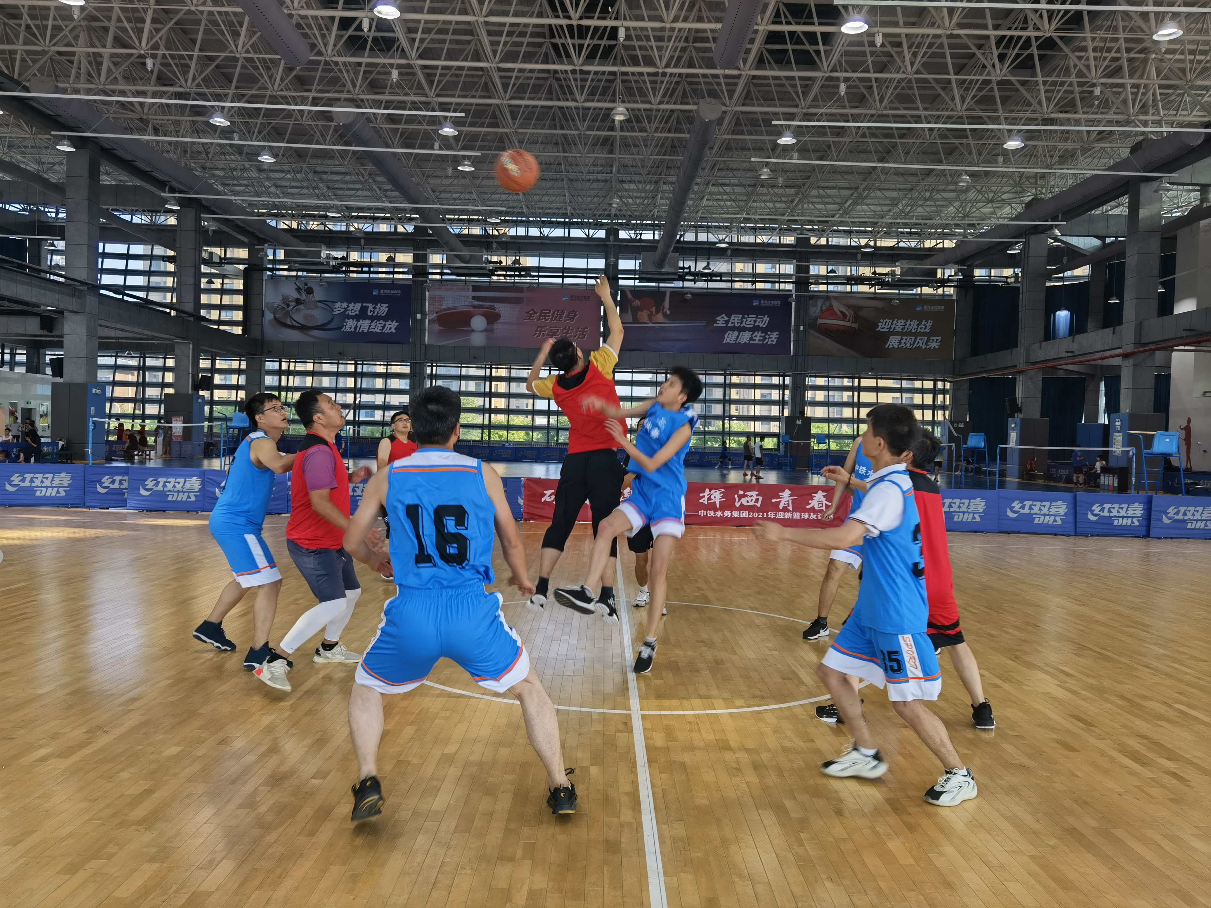 “碰撞激情·挥洒青春”2021年迎新篮球友谊赛